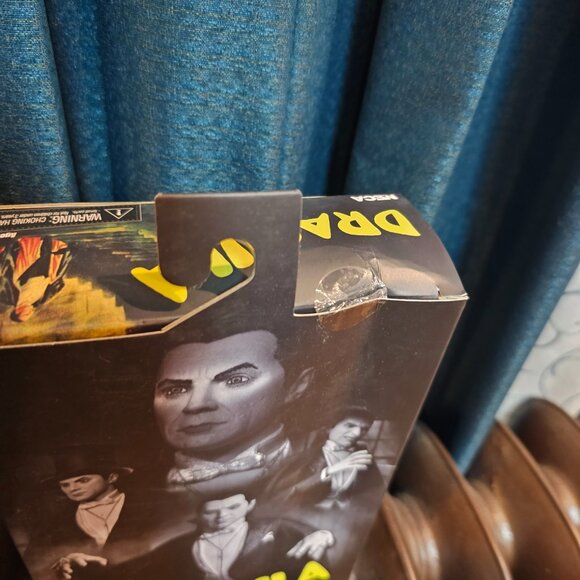 NECA: Universal Monsters - Dracula Carfax Abbey Ultimate 7" Action Figure - Picture 8 of 14